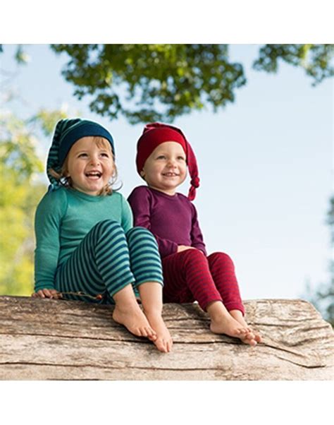 Kūdikis su tinkama apranga ilgomis rankovėmis ir kelnėmis lauke