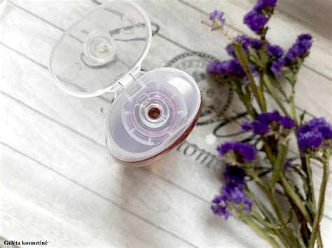 Levandų hidroliato buteliukas ir levandų žiedai