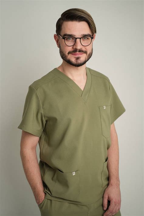 Vaikų chirurgas konsultuoja vaiką ir tėvus