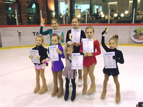 Dailiojo čiuožimo varžybos - jaunosios sportininkės