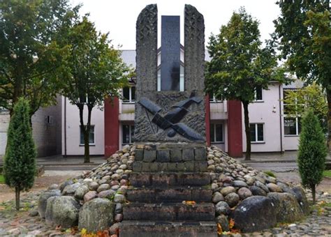 Stepono Dariaus ir Stasio Girėno paminklas Kauno Ąžuolyne