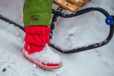 mergaitė su sportine apranga aktyviai leidžia laiką lauke