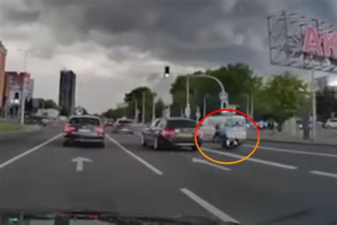 Vaizdo registratoriaus užfiksuota avarija su paspirtukininku