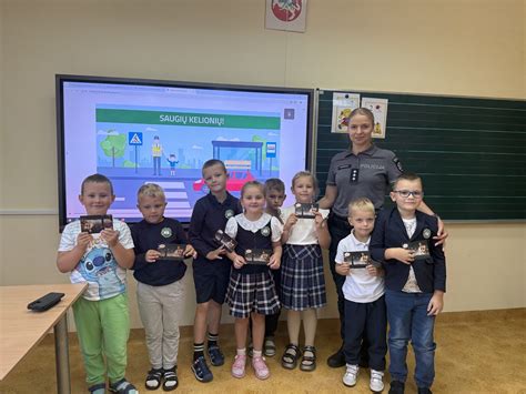 Vaikų saugumas keliuose: svarbu dėvėti šalmą