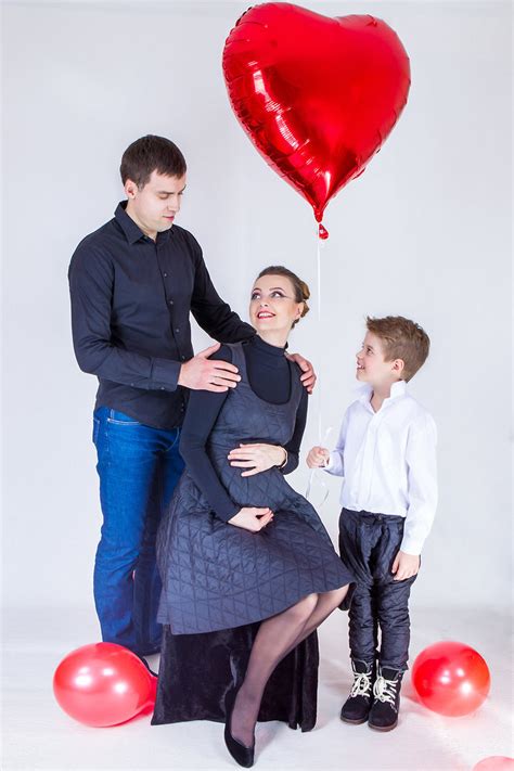 besilaukianti moteris ir jos partneris