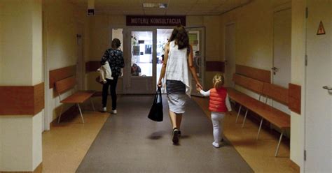 Tėvai su naujagimiu ligoninėje