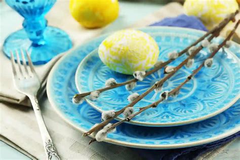 Velykų stalas su margintais putpelių kiaušiniais