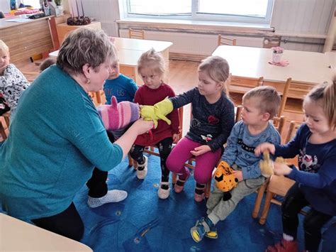 vaikai gaminantys pirštinines lėles
