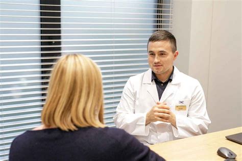 gydytojas Eimantas Švedas konsultuoja pacientę