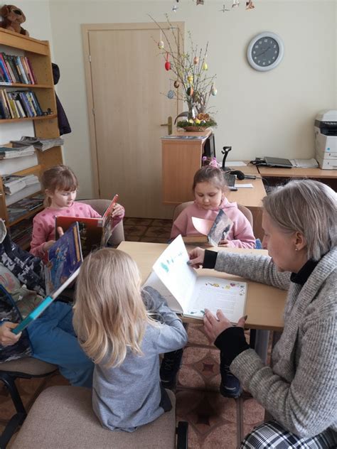 vaikai groja dūdele