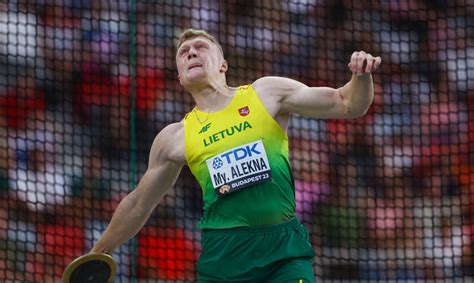 Sportininkas, besinaudojantis ortopediniais produktais