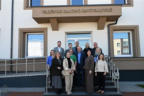 grupės N.E.O. narių nuotrauka su albumu Akimirka