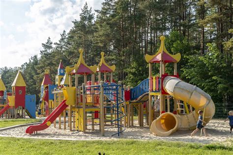 Auklė žaidžia su vaiku parke