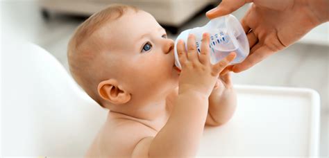 Kūdikis geriantis vandenį karštą dieną