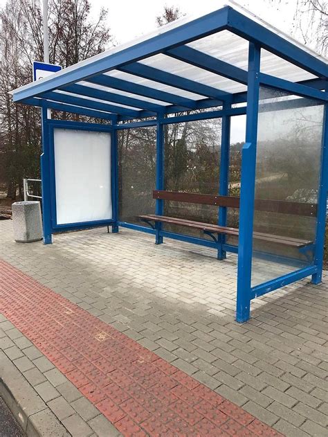 Moderni autobusų stotelė su švieslente