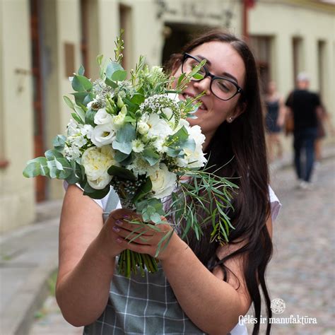 floristas pjaunantis gėlės stiebą