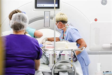 Gydytojų komanda aptarianti paciento gydymo planą