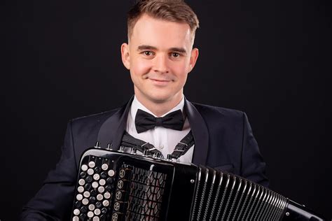 Mika koncertinio pasirodymo metu