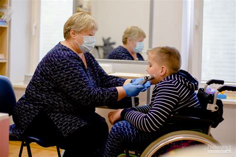 Tėvai, konsultuojantys specialistą dėl vaiko raidos