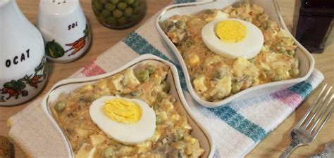 Lėkštė su keptais kiaušiniais ir cukinijomis