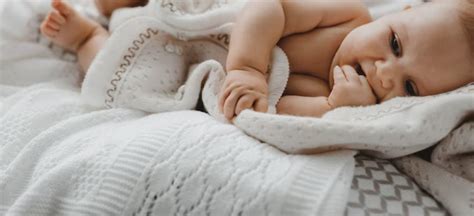 Tėvai su naujagimiu namų aplinkoje