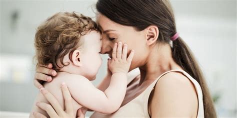 Tėvai ramina kūdikį ant rankų