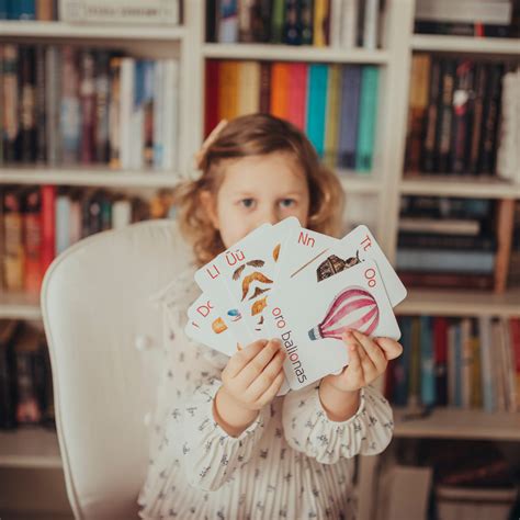 Vaikas klausosi įgarsintų kortelių