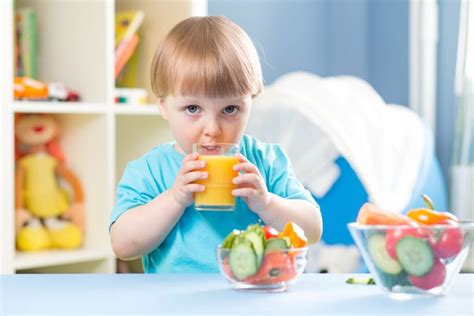 Vaikas su gertuve sporto salėje