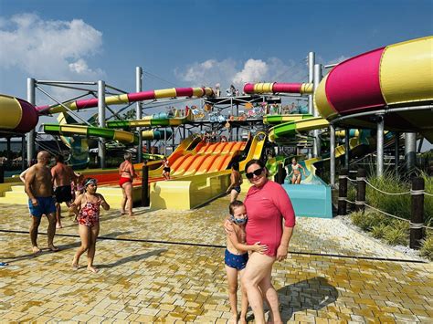 Vaikai čiuožia nuo vandens kalnelių