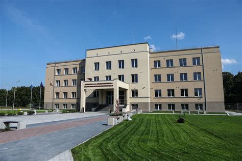 mokyklos pastatas ir mokiniai