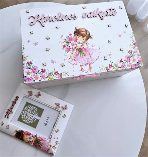 Mergaitė šventinėje krikštynų suknelėje su žvyneliais