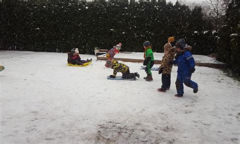 Vaikas lauke šiltu oru